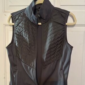 Women’s vest. With zipper pockets. Size med .
Se habla espanol